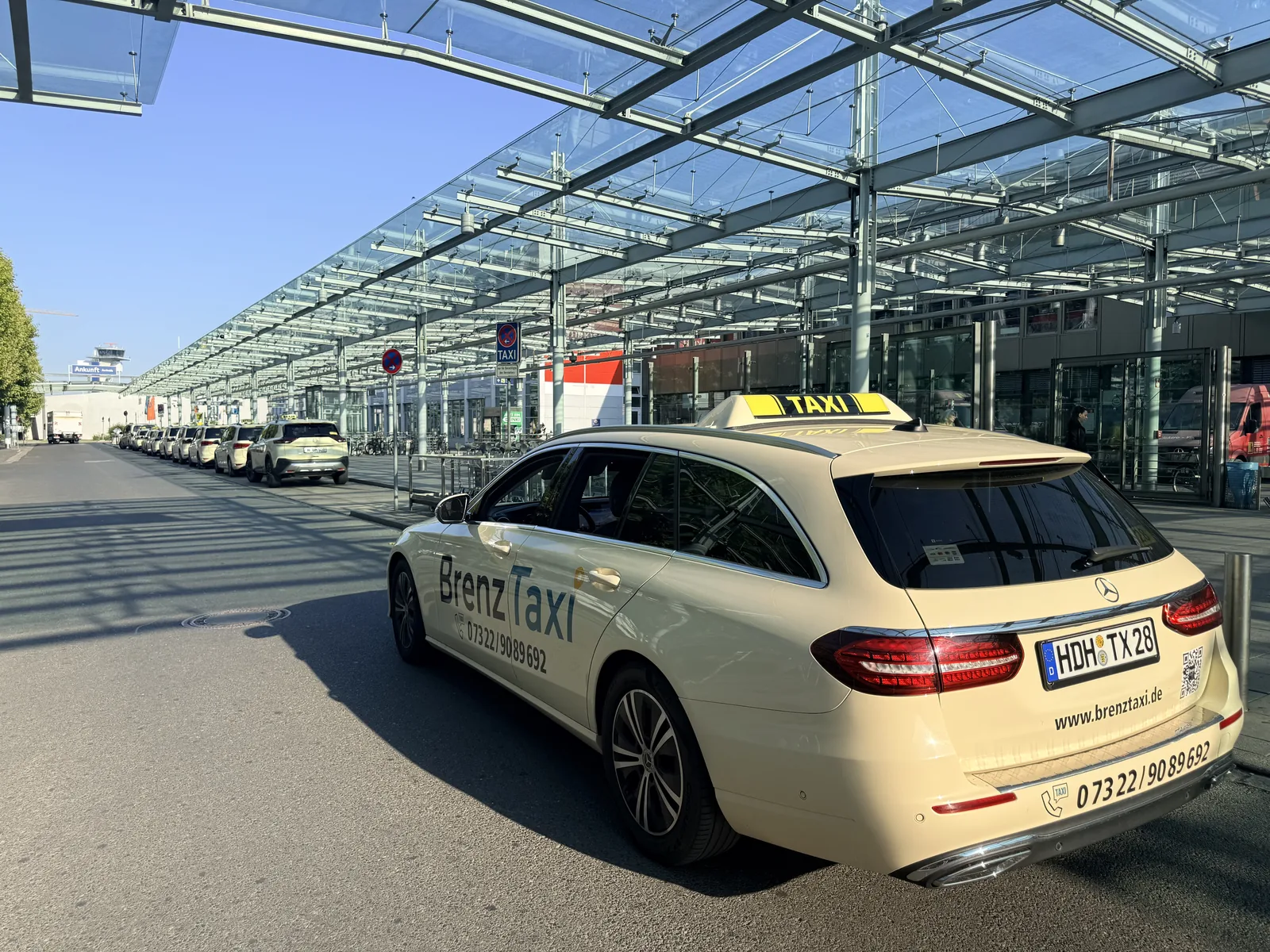 Brenz Taxi Mercedes E-Klasse am Flughafen-Terminal