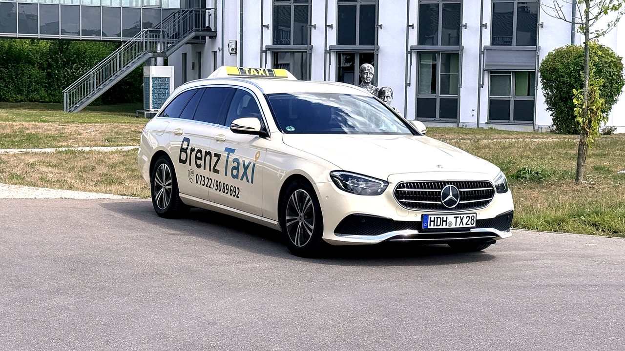 Brenz Taxi vor einem Ärztehaus