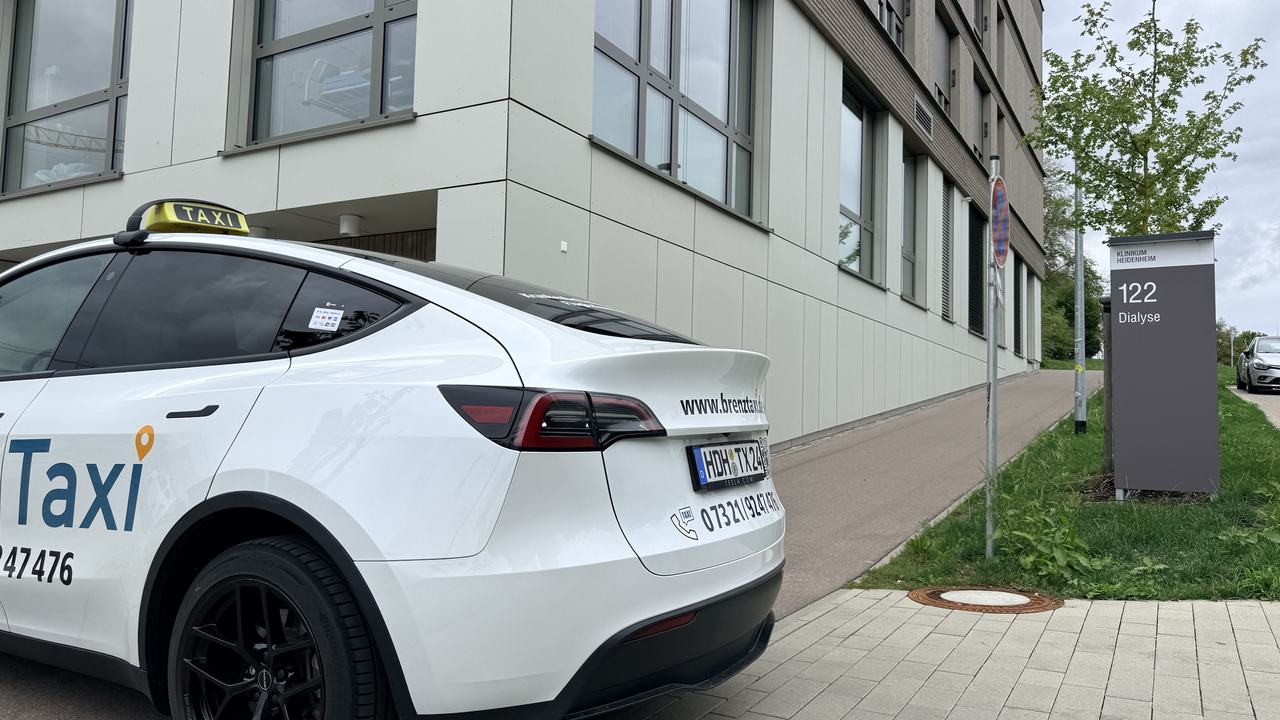 Brenz Taxi vor dem Eingang der Dialyse