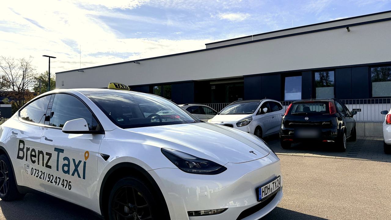 Brenz Taxi Tesla am Klinikum Heidenheim