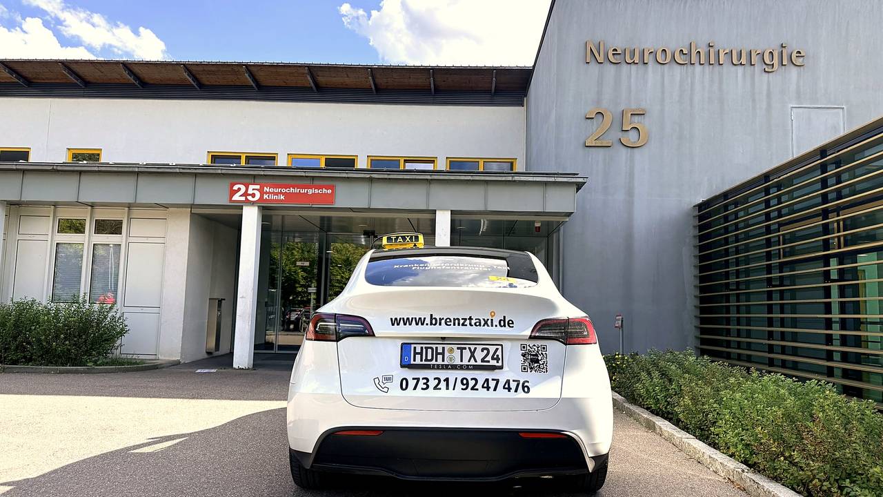 Brenz Taxi vor der Neurochirurgie in Günzburg