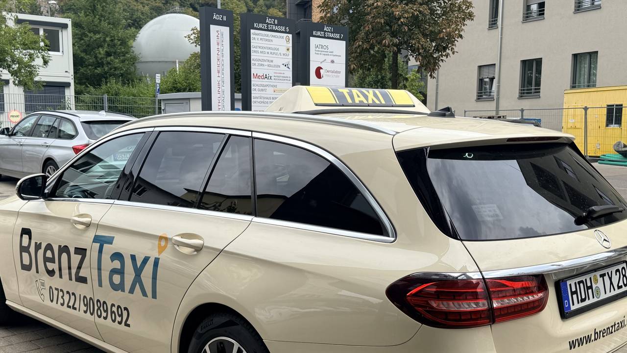Brenz Taxi vor dem Ärztehaus in der Kurzen Straße in Heidenheim