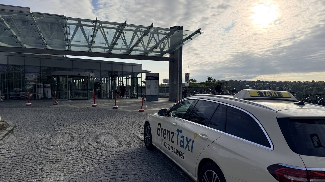 Brenz Taxi an der Vorfahrt des Uniklinikums Würzburg
